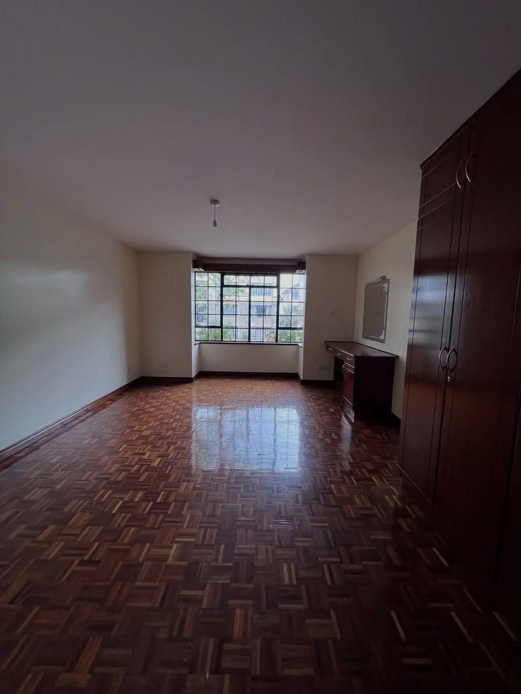 Parquet bedroom with dressing area