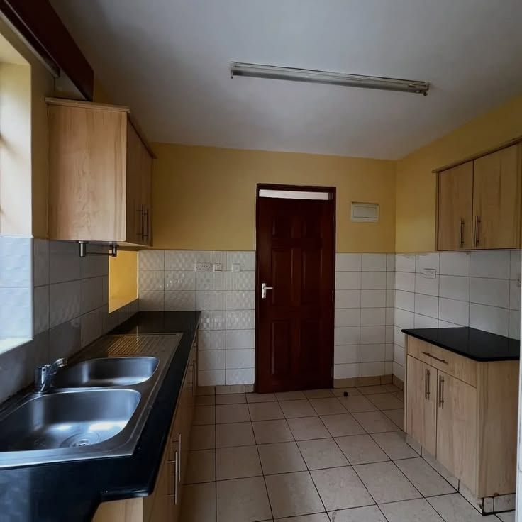 Fitted kitchen with ample cabinets