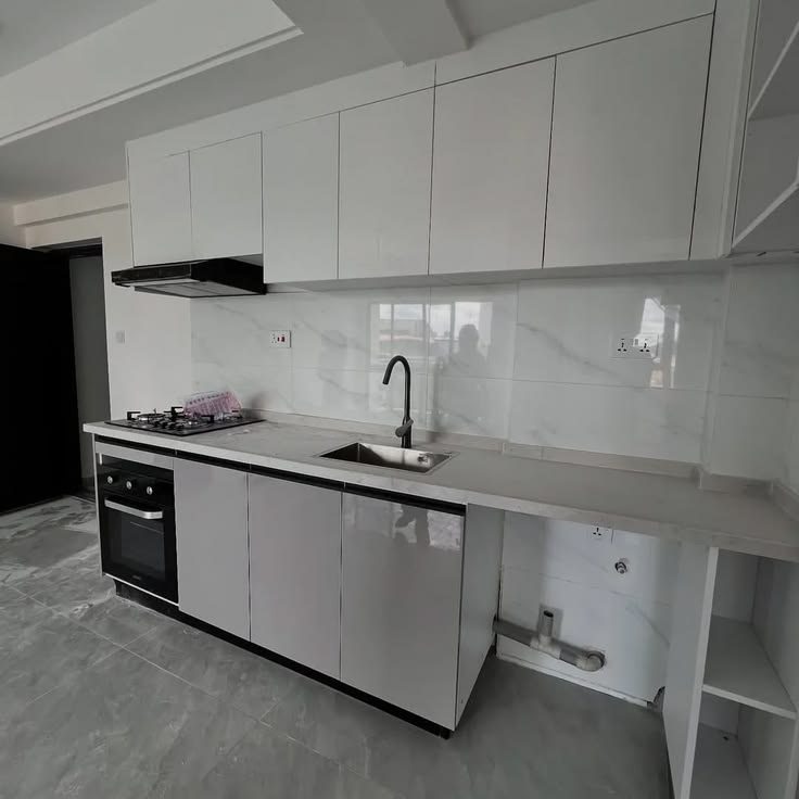 Fully fitted kitchen with gas cooker